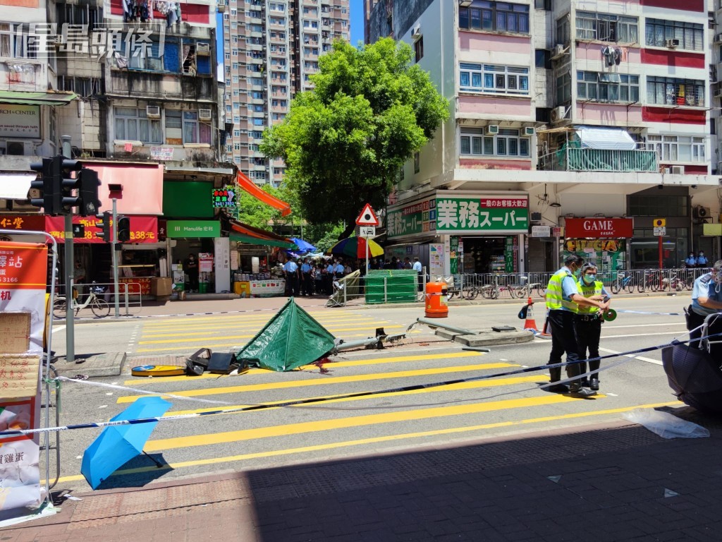 警方以綠色帆布遮蓋死者遺體。資料圖片 警方以綠色帆布遮蓋死者遺體。資料圖片