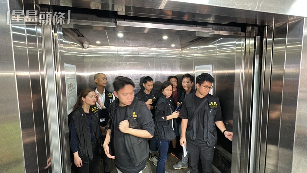 其後再到大角咀福強工業大廈搜證。梁國峰攝 其後再到大角咀福強工業大廈搜證。梁國峰攝