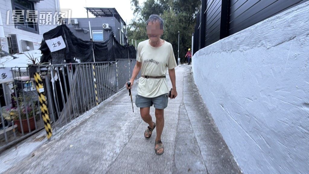 行山漢由救援人員陪同,自行落山。 行山漢由救援人員陪同,自行落山。