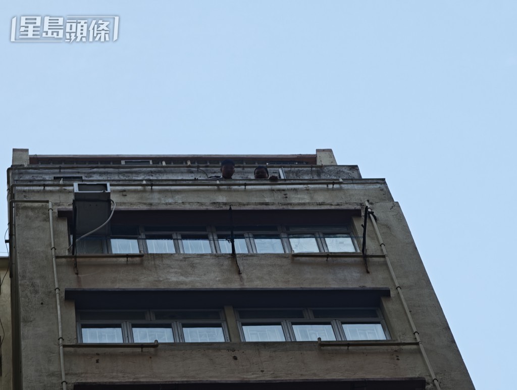 警員在大廈調查。 警員在大廈調查。