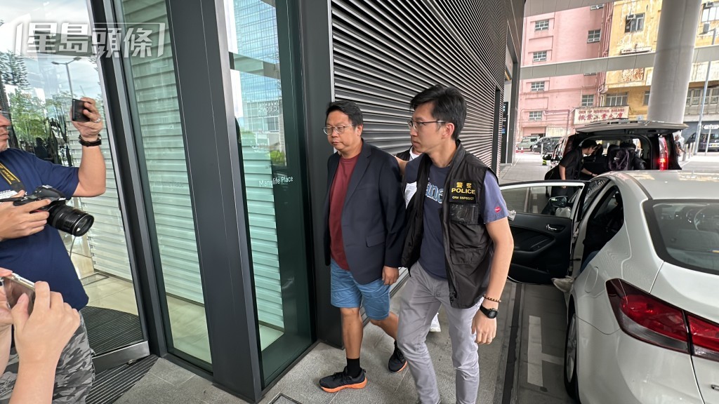 朱江瑋(圖左)被帶往宏利廣場搜證。梁國峰攝 朱江瑋(圖左)被帶往宏利廣場搜證。梁國峰攝