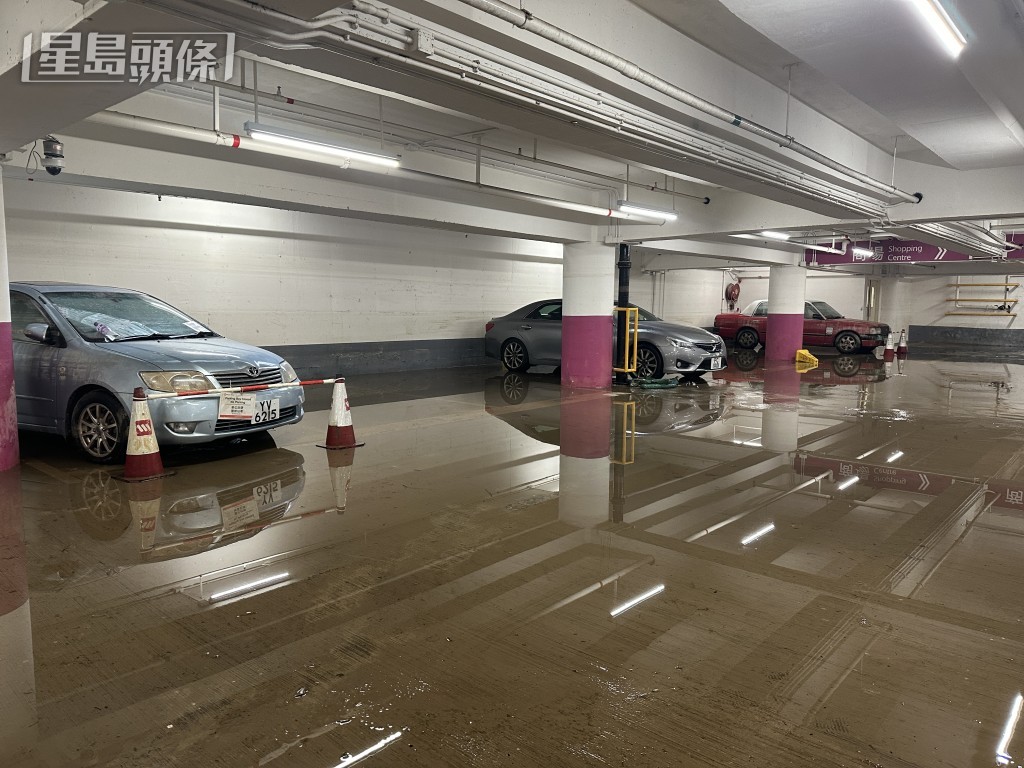 環翠邨停車場水浸其後退却。梁國峰攝 環翠邨停車場水浸其後退却。梁國峰攝