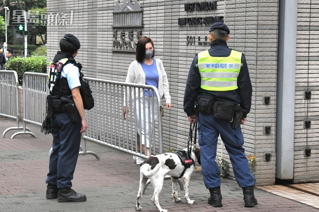 巿民排队进入法院旁听。何健勇摄
