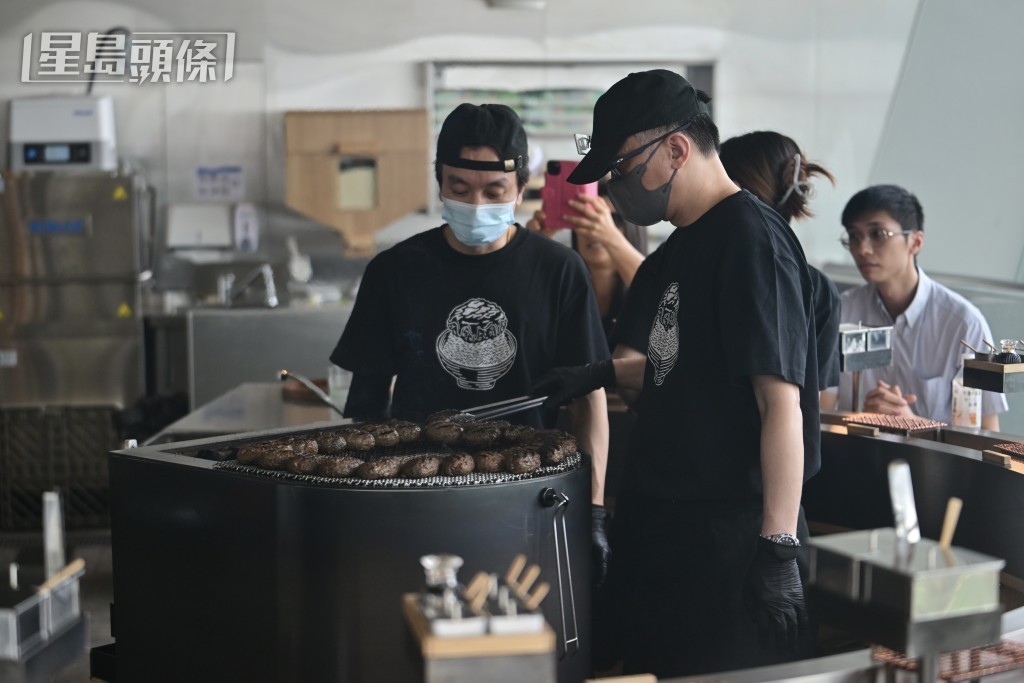 山本昇平稱在港開業最大的困難是要將整個日本「挽肉と米」體驗帶到香港。陳極彰攝