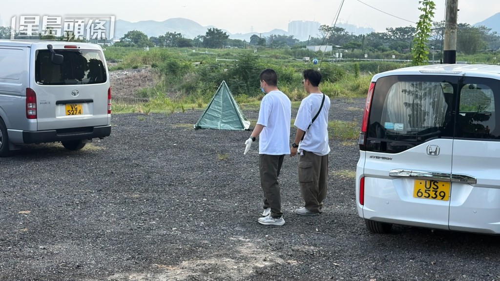 男子遺體由帳篷遮蔽。 男子遺體由帳篷遮蔽。