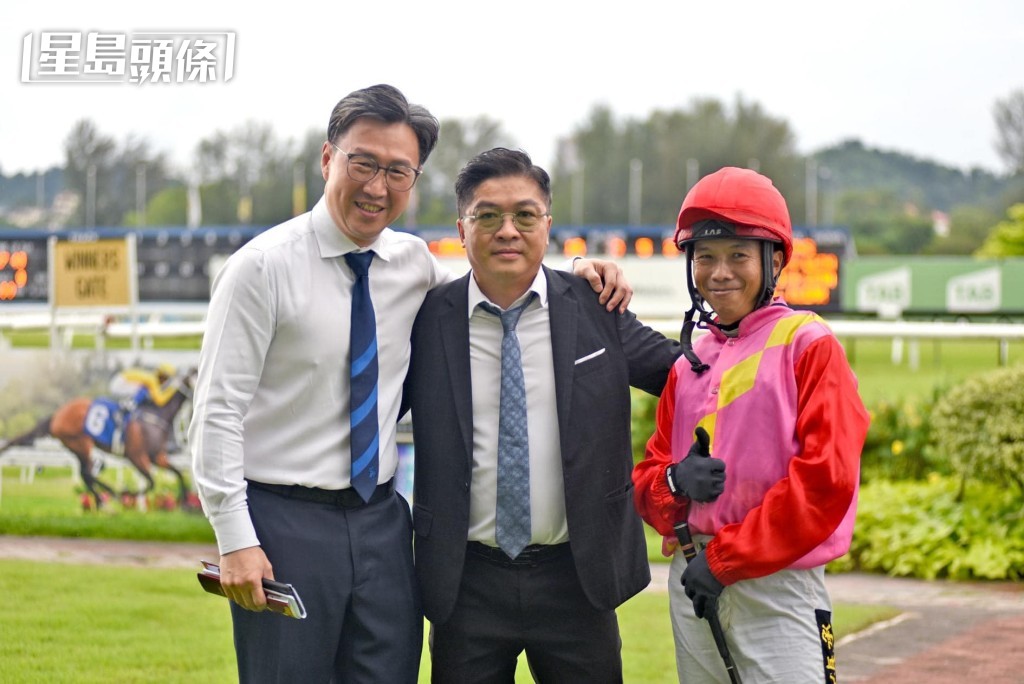 蔡鎮威 (中) 目前廄內有十九駒，大部分都是前澳門賽駒。(圖片：馬來西亞雪蘭莪賽馬會)