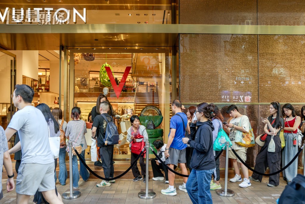 昨日尖沙咀名店門口出現購物人龍。資料圖片