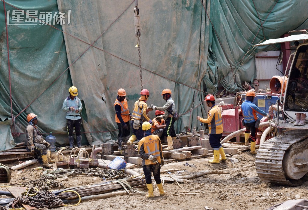 目前可聘請外勞的比例是2比1,即每聘請2名本地員工,可招聘1名外勞,但是以一間公司總僱員人數計算,導致需要外勞數字遠高於實際。資料圖片 目前可聘請外勞的比例是2比1,即每聘請2名本地員工,可招聘1名外勞,但是以一間公司總僱員人數計算,導致需要外勞數字遠高於實際。資料圖片