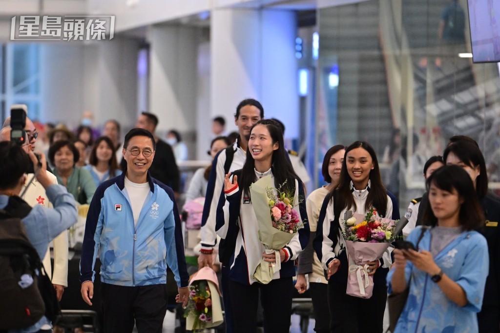 江旻憓與隊友陳諾思，在文化體育及旅遊局局長楊潤雄陪同下步出機場禁區。陳極彰攝