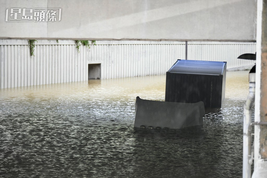 黑雨下高身貨車亦被水淹浸。陳浩元攝