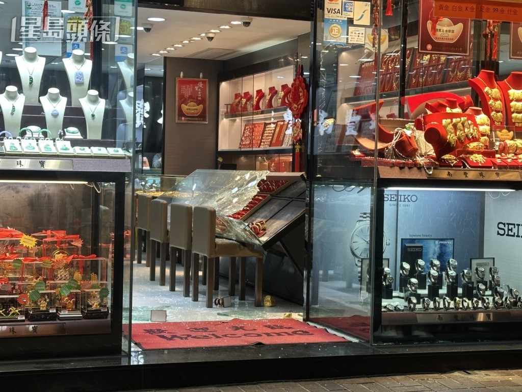 珠寶店內一片狼籍，近門口位置的飾櫃被推翻，玻璃碎裂。