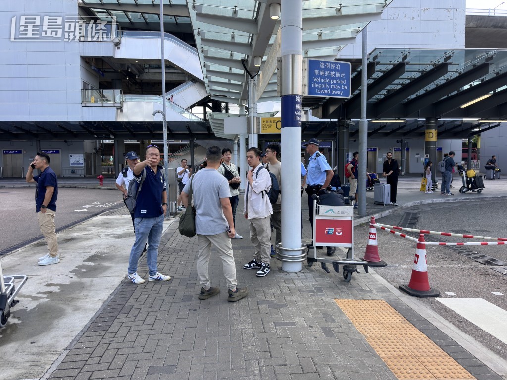 事主(中間白衫男)報稱在停車場遭5名男子劫走行李篋。 事主(中間白衫男)報稱在停車場遭5名男子劫走行李篋。