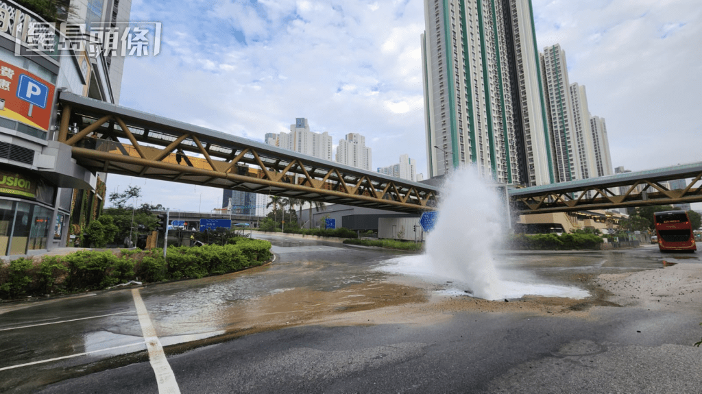 地下喷出的水柱水流极猛,很快已淹没附近路面。黎志伟摄 地下喷出的水柱水流极猛,很快已淹没附近路面。黎志伟摄