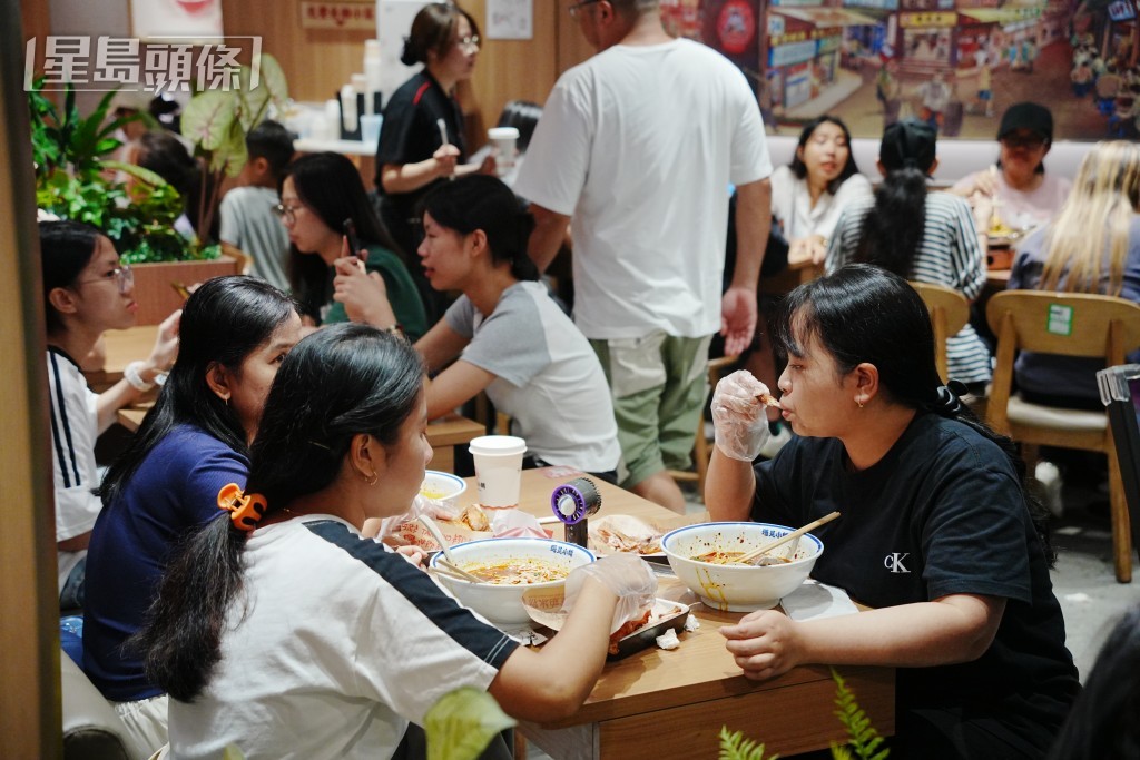 不少人昨日留港消費。汪旭峰攝