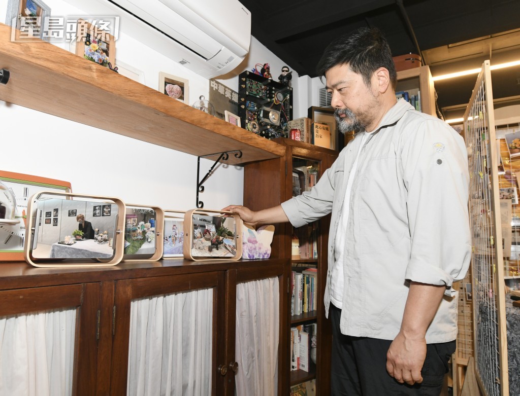 「毋忘愛」主席范寧指，機構透過收集逝者的相片、日用品等，於喪禮上重現其一生，從而讓出席者感受與逝者的連繫。何君健攝
