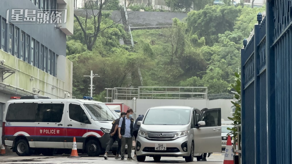 郑敬基的表妹及表妹夫由警方七人车带走。 郑敬基的表妹及表妹夫由警方七人车带走。