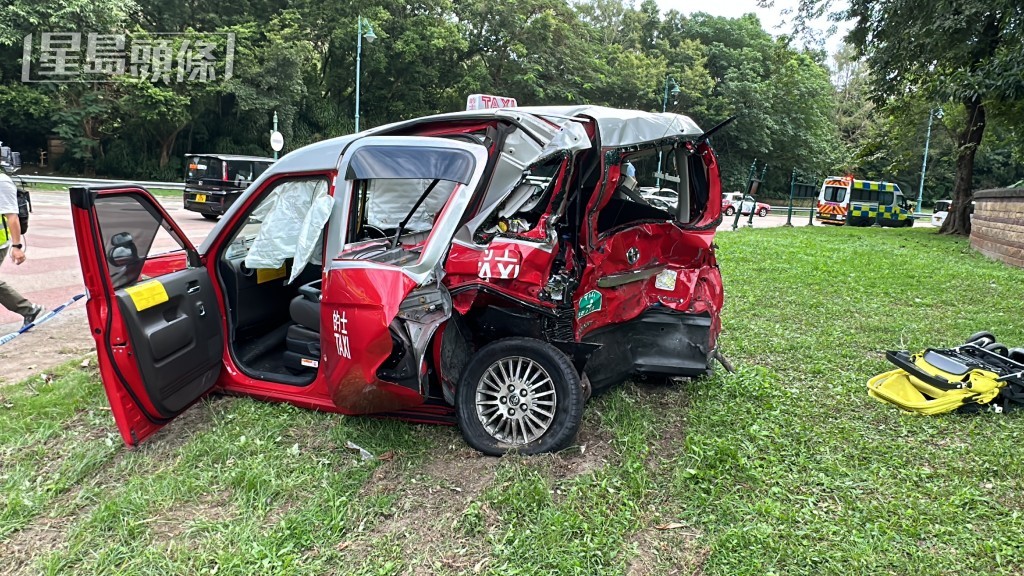 其中一輛的士車尾損毀。劉漢權攝 其中一輛的士車尾損毀。劉漢權攝