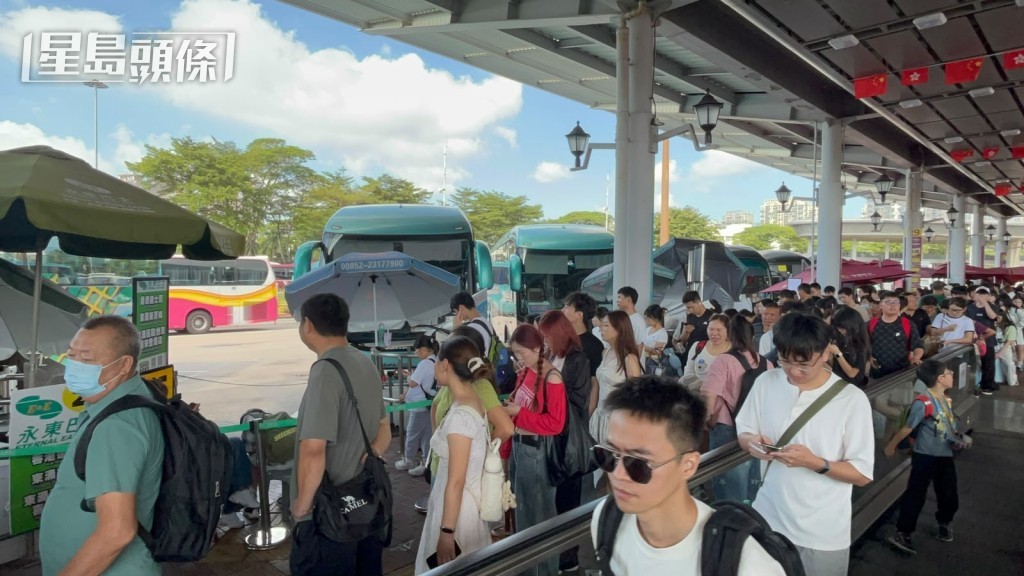 深圳灣口岸大批內地旅客入境。楊偉亨攝 深圳灣口岸大批內地旅客入境。楊偉亨攝