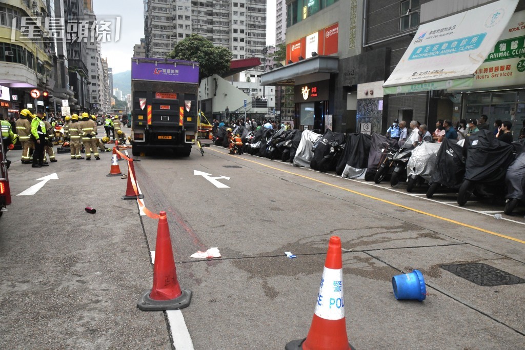 死者被拖行20米後現場遺下一條血路。資料圖片