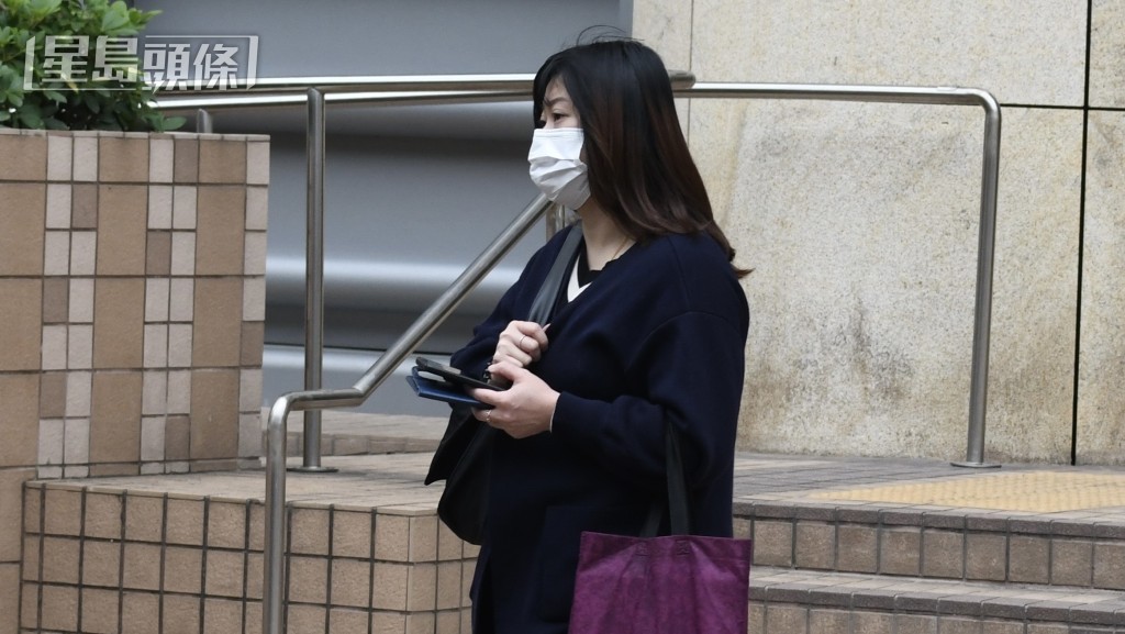 林政佳供稱,同事入屋家訪後會當場以手機系統確認記錄。何君健攝 林政佳供稱,同事入屋家訪後會當場以手機系統確認記錄。何君健攝