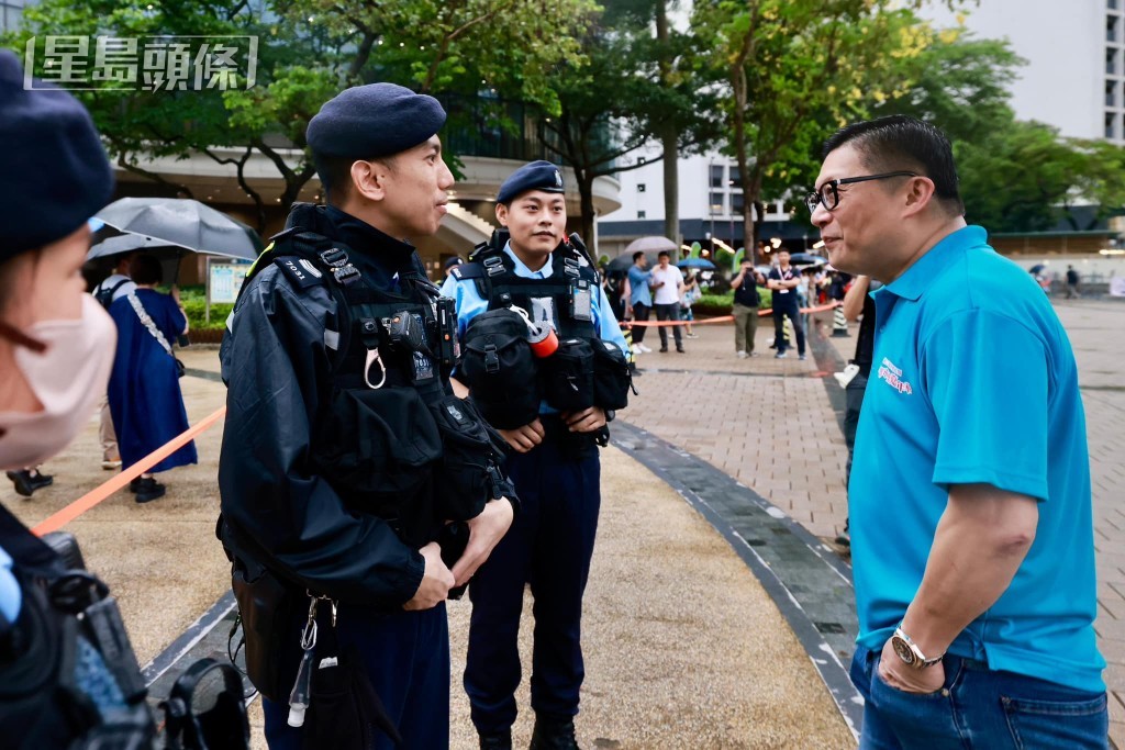 鄧炳強問候在現場維持秩序的警員。鄧炳強facebook圖片