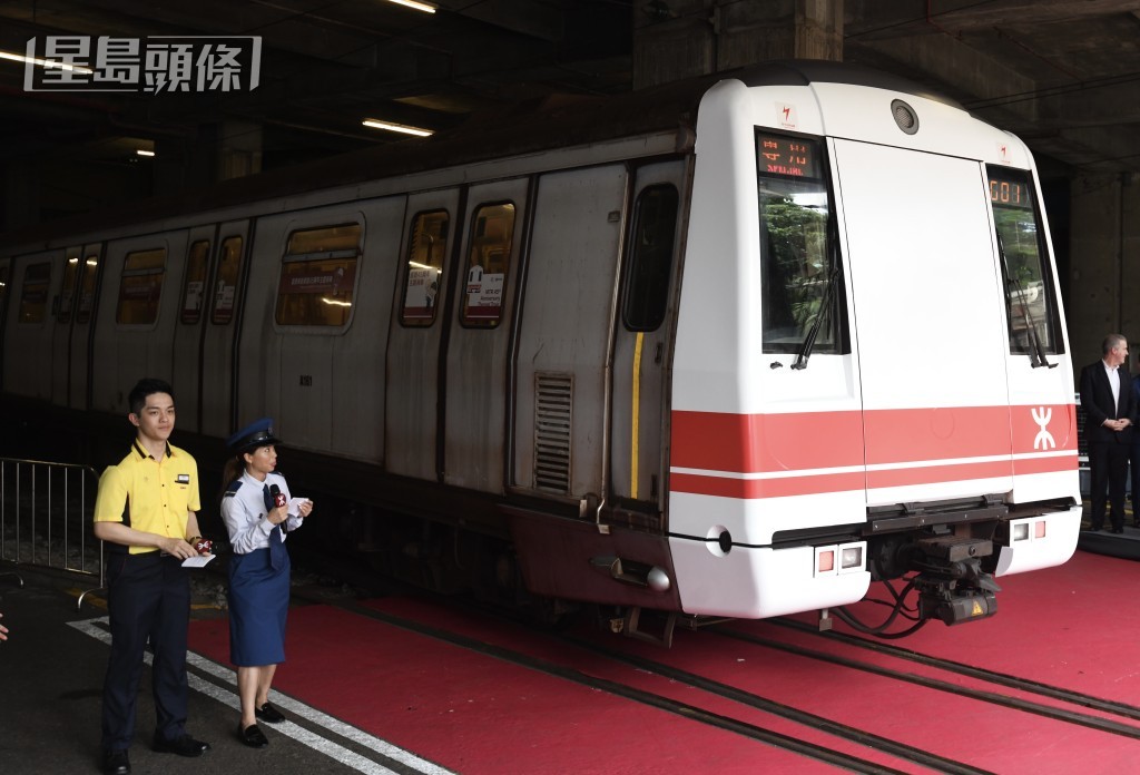 列車今日下午於彩虹站展開首航旅程。何君健攝