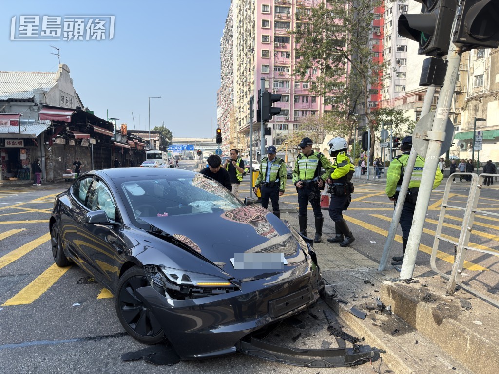 Tesla越過對面線撞毀燈柱及鐵欄。 Tesla越過對面線撞毀燈柱及鐵欄。