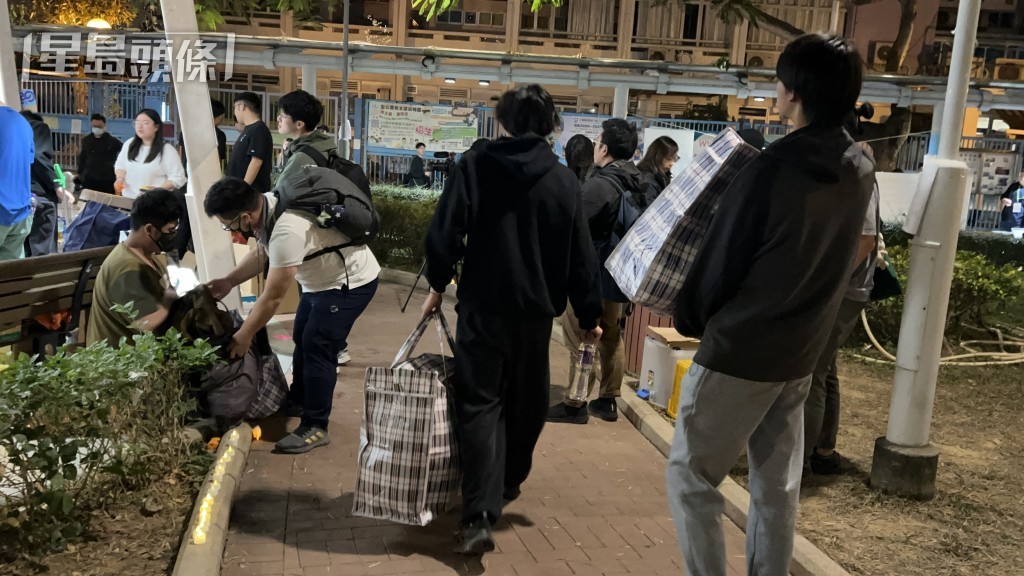 義工「一抽二褦」帶走多袋物資及市民鮮花。蔡楚輝攝 義工「一抽二褦」帶走多袋物資及市民鮮花。蔡楚輝攝