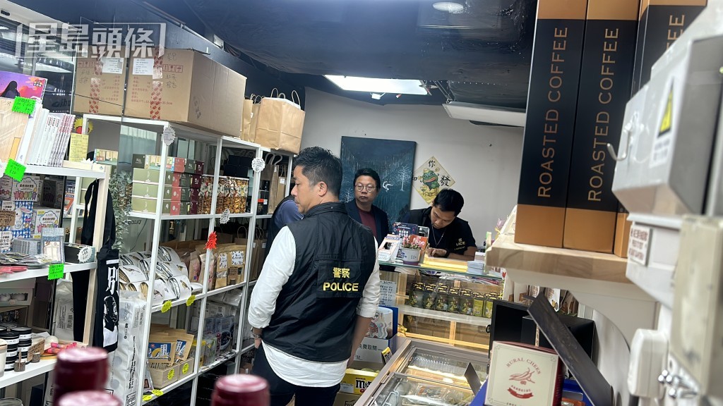 警員在店內調查約20分鐘。梁國峰攝 警員在店內調查約20分鐘。梁國峰攝