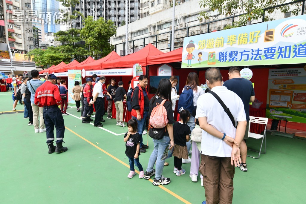 現場設有多個攤位。盧江球攝