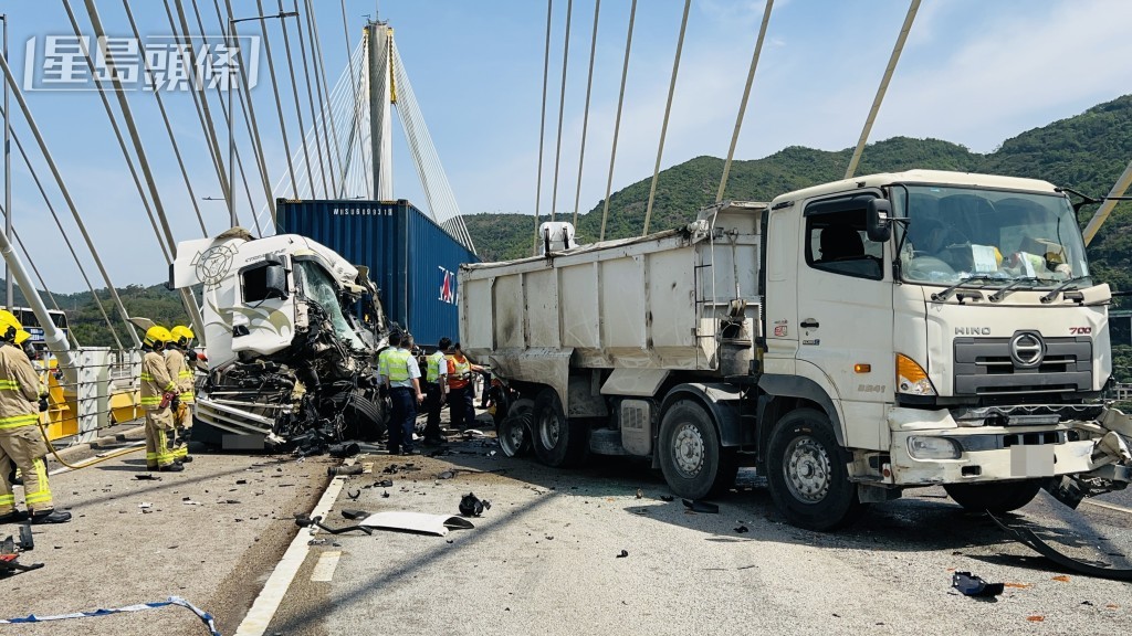 拖頭貨櫃車撞向泥頭車車尾。蔡楚輝攝 拖頭貨櫃車撞向泥頭車車尾。蔡楚輝攝