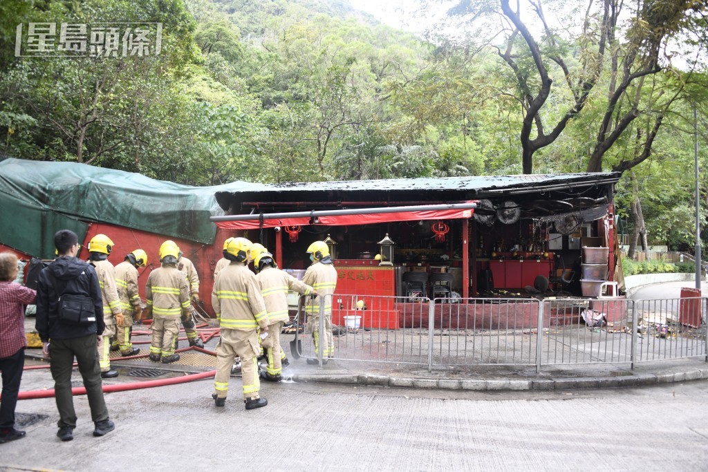 消防將火救熄。楊偉亨攝 消防將火救熄。楊偉亨攝