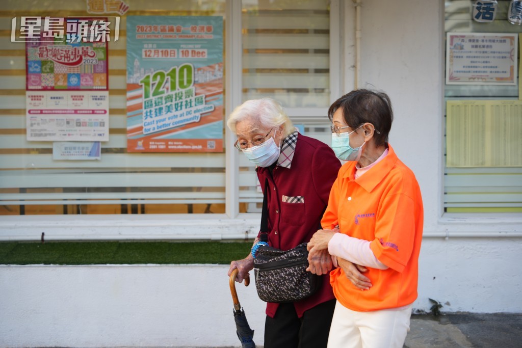 歐陽婆婆指今次有車接送及有人陪同前往投票,方便許多。吳艷玲攝 歐陽婆婆指今次有車接送及有人陪同前往投票,方便許多。吳艷玲攝