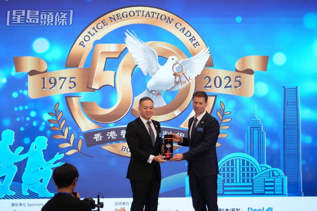 警方舉辦談判組成立50周年發展研討會暨展覽會，警務處處長周一鳴（左）主禮。吳艷玲攝