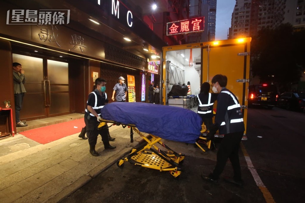 仵工將遺體移送至殮房。