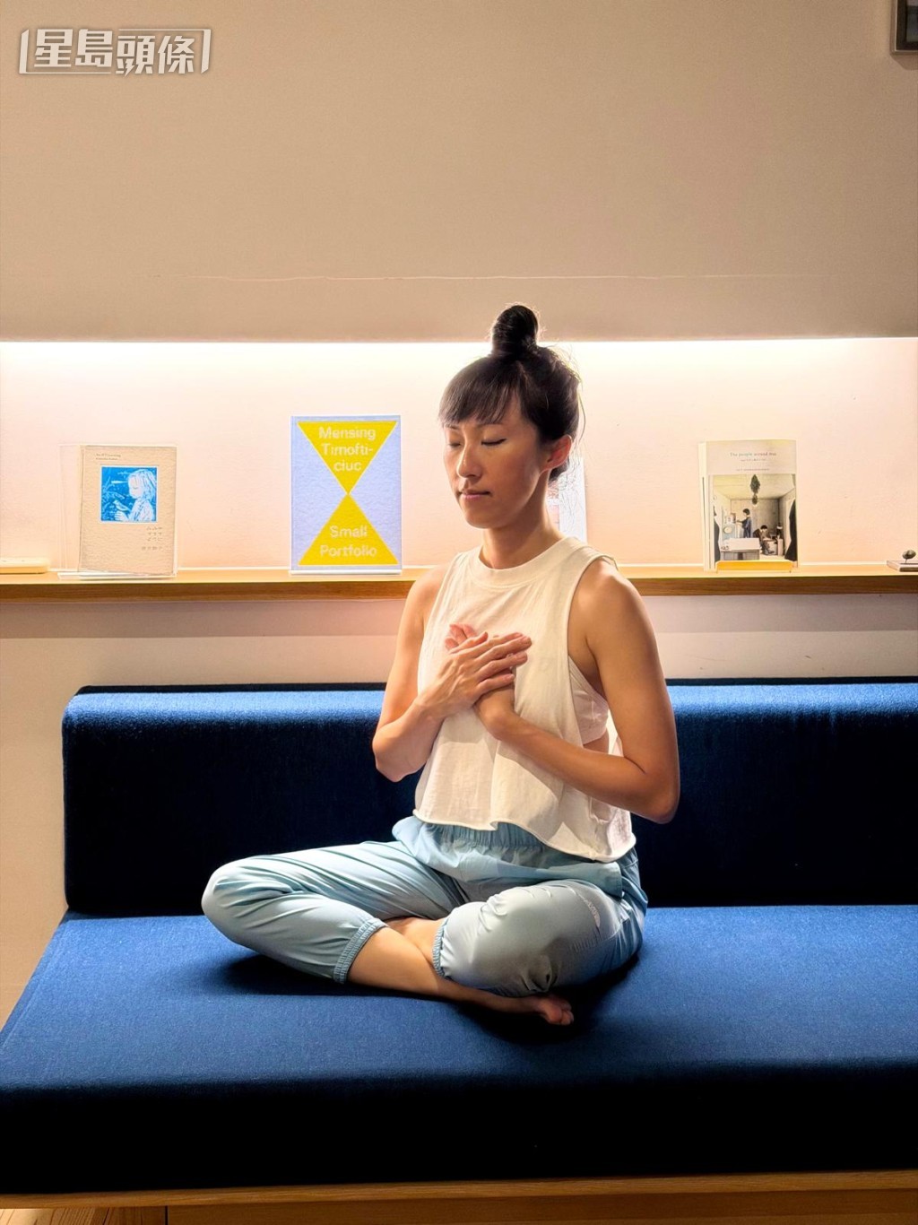 找一个舒服的坐姿，先自然呼吸几次。 将一只手轻轻放在胸口，把注意力带到心口的位置。慢慢吸气约3至5秒，再缓缓呼气约3至5秒，保持呼吸平稳，不需要用力。（图片由受访者提供）