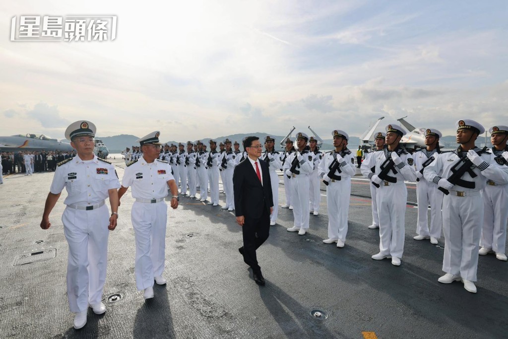 李家超在南部戰區副司令員兼參謀長賈建成中將和中國人民解放軍海軍副政治委員程堅海軍中將陪同下檢閱儀仗隊。李家超fb 李家超在南部戰區副司令員兼參謀長賈建成中將和中國人民解放軍海軍副政治委員程堅海軍中將陪同下檢閱儀仗隊。李家超fb