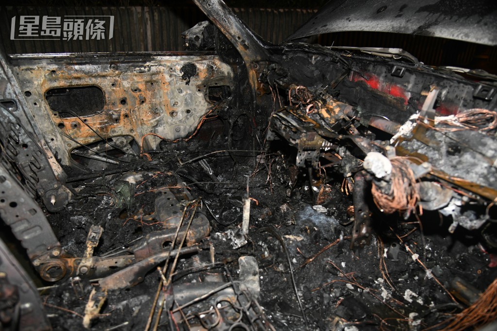 的士嚴重焚毀。黎志偉攝 的士嚴重焚毀。黎志偉攝
