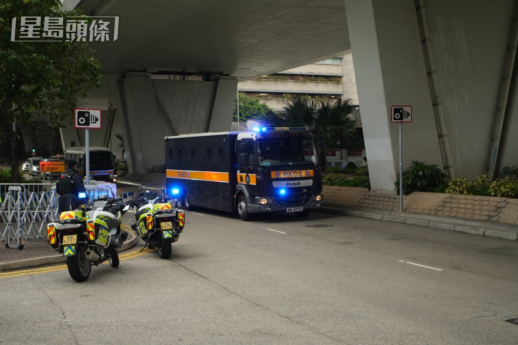 囚车今早7时31分抵达法院。刘骏轩摄