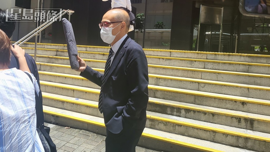 高縫獲裁定暴動及傷人罪脫後離開法庭。王仁昌攝 高縫獲裁定暴動及傷人罪脫後離開法庭。王仁昌攝