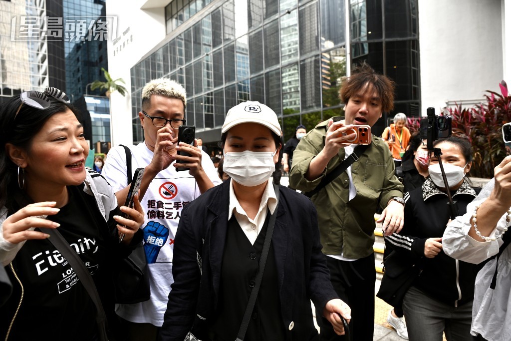 「何太」葉秀定離開法庭時，大批巿民在旁拍照。劉駿軒攝