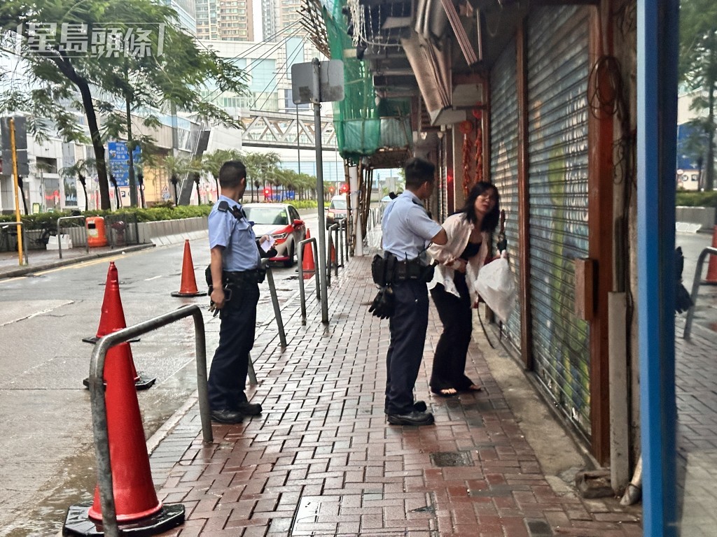 警员带同女子返回现场调查。梁国峰摄