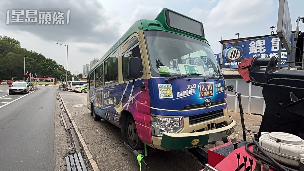 涉事小巴車頭泵把鬆脫。楊偉亨攝 涉事小巴車頭泵把鬆脫。楊偉亨攝