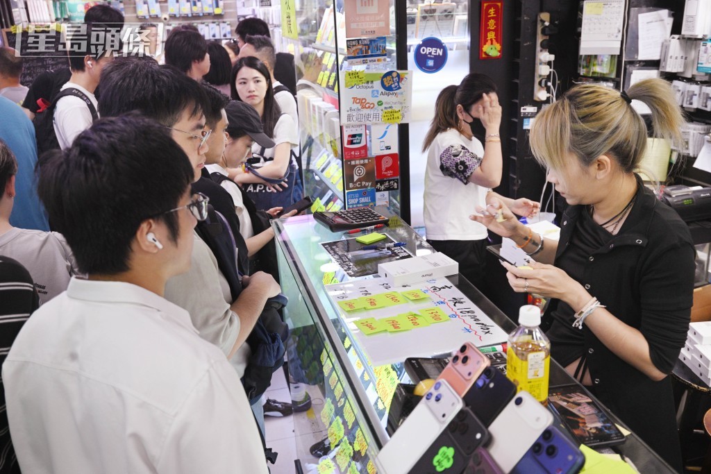 先達廣場人湧現放機人潮。