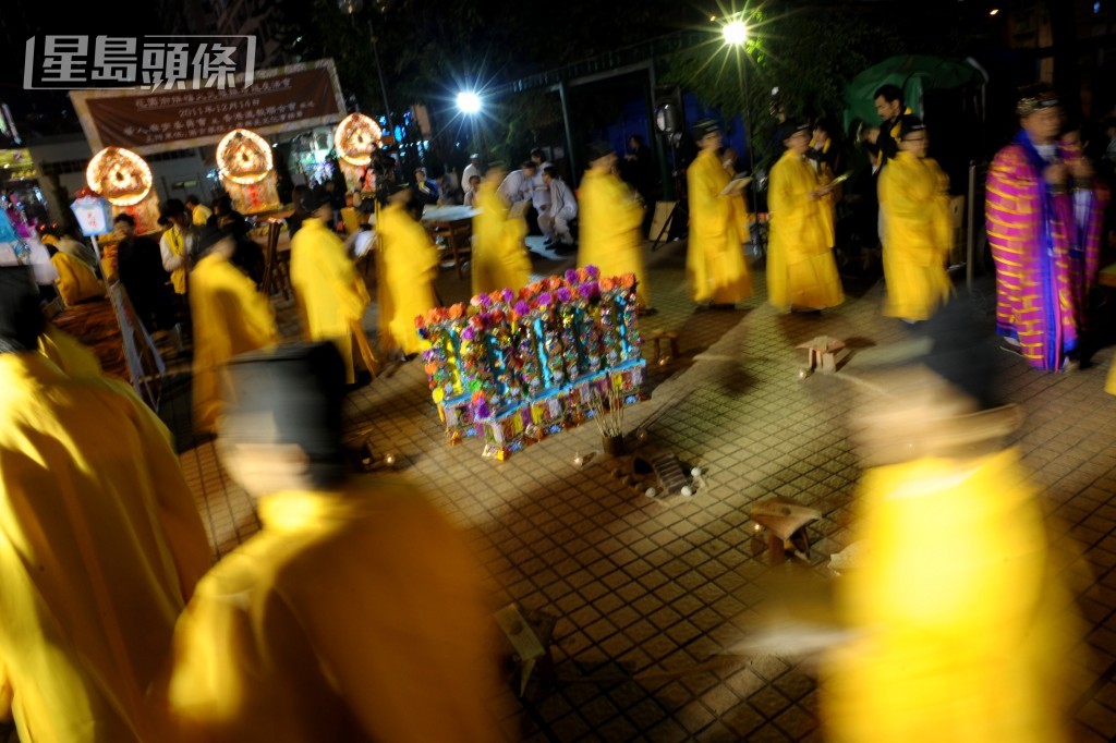 2011年法師在花園街附近公園進行「破地獄」法事。資料圖片