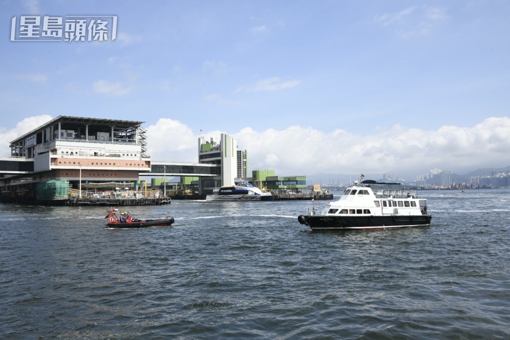 救援人員到場救援。楊偉亨攝