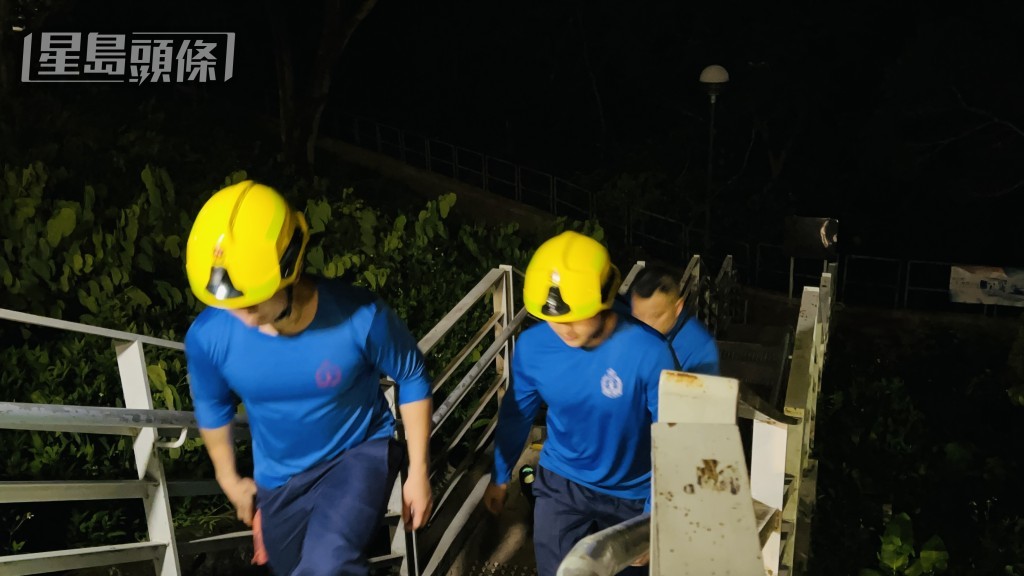 消防員登山搜救。蔡楚輝攝 消防員登山搜救。蔡楚輝攝
