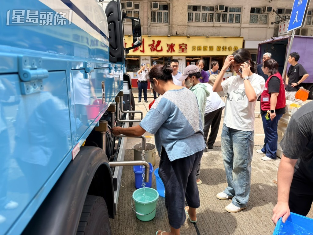 受影響居民到水車取水應急。 受影響居民到水車取水應急。