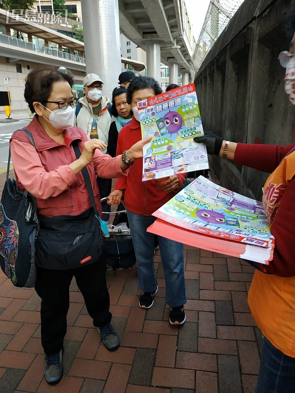 市民取閱附送《提紙》的免費報紙。