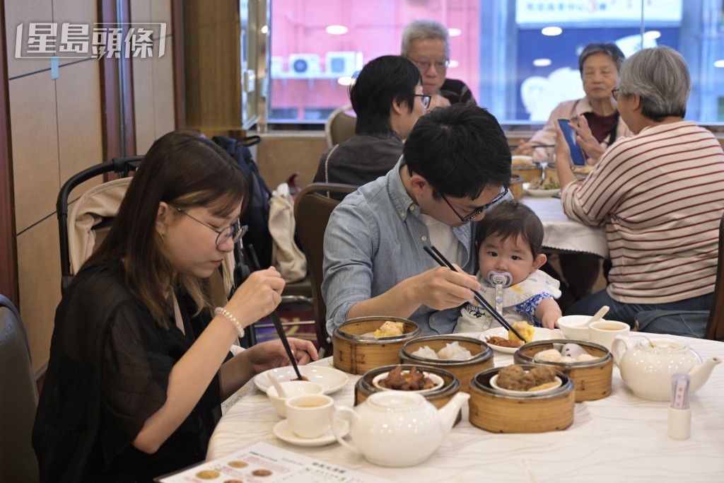 不少市民一家大小到酒樓飲茶。